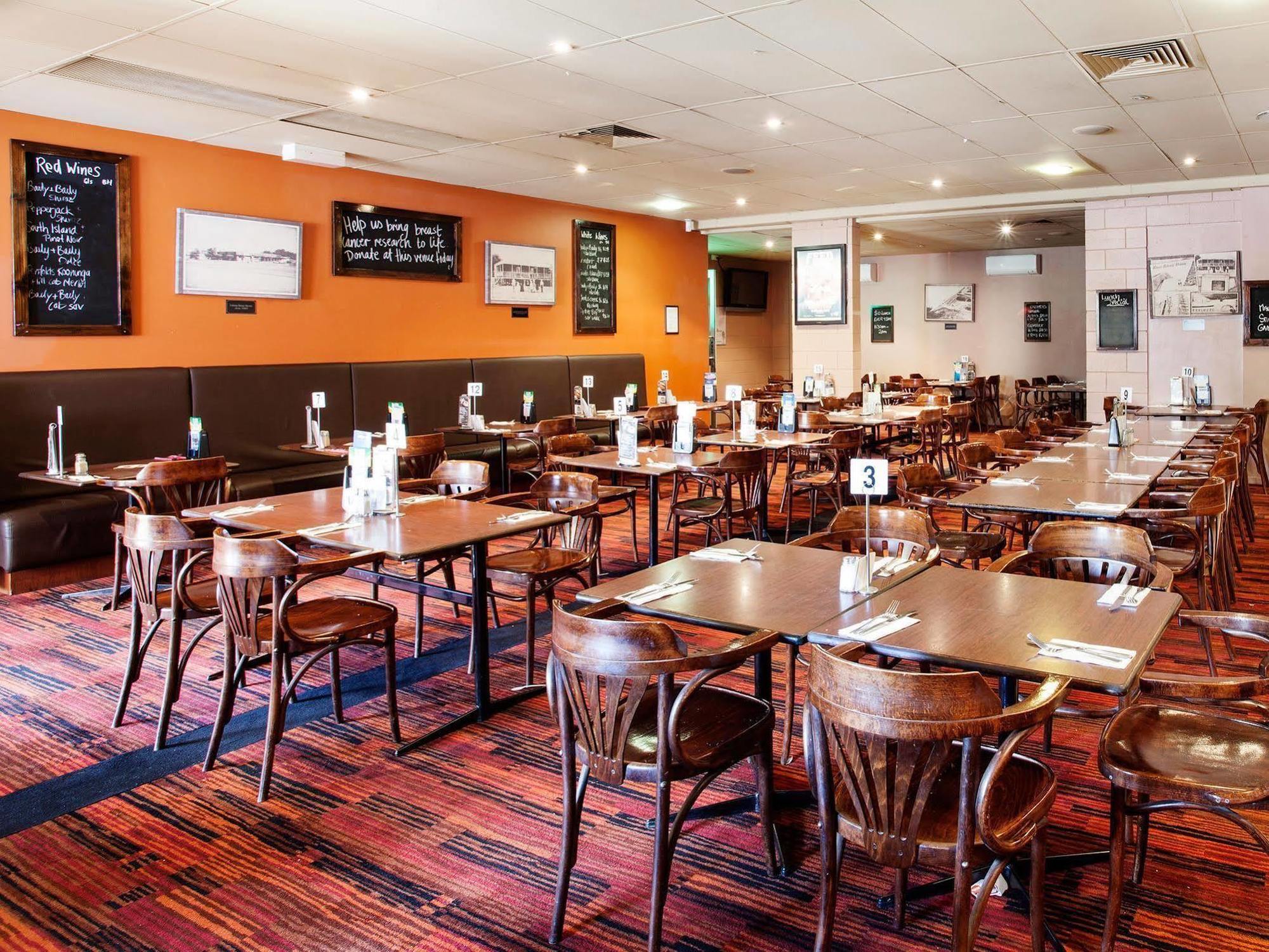 Upper Ross Hotel Townsville Buitenkant foto